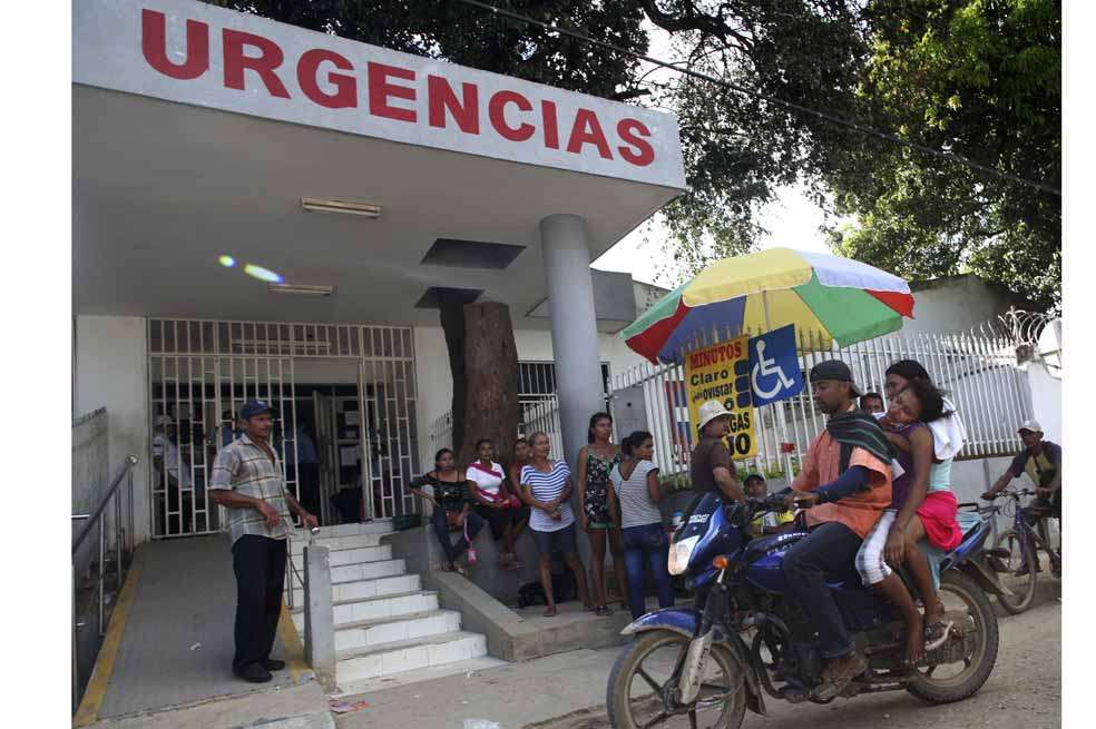 Una joven es llevada al hospital en El Carmen de Bolívar, después de sufrir un desmayo. / AFP