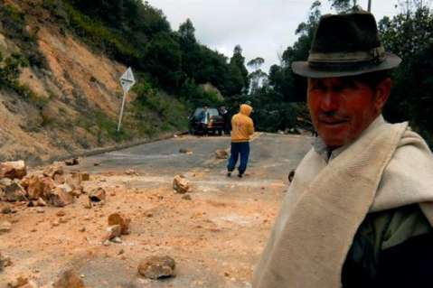 Campesinos levantan bloqueos para destrabar negociaciones