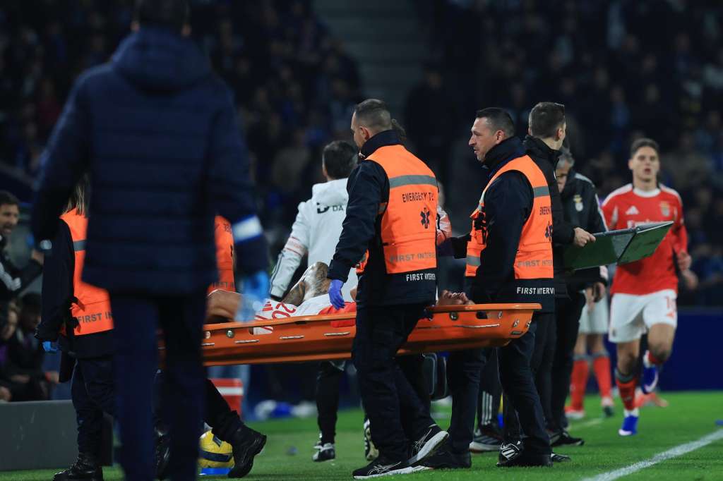Porto (Portugal), 14/01/2026.- Benfica's Richard Rios leaves the pitch injured on a stretcher during the Portuguese Cup quarterfinal soccer match between FC Porto and Benfica held at Dragao stadium in Porto, Portugal, 14 January 2026. EFE/EPA/ESTELA SILVA