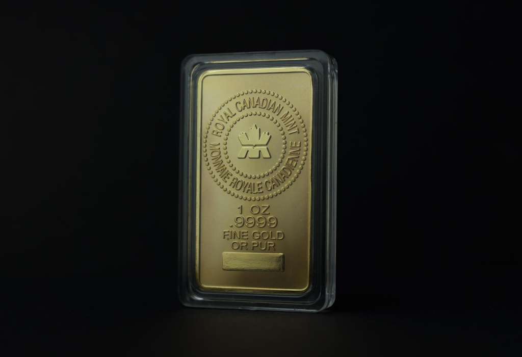 LIVERPOOL (United Kingdom), 03/02/2026.- A Royal Canadian Mint 1oz gold ingot in Liverpool, Britain, 03 February 2026. Prices for precious metals have been extremely volatile in early 2026, with gold rising above 5,000 dollars per ounce for the first time on 26 January. Silver had increased in market value by 250 percent over the past year, but by 30 January, both gold and silver had dropped sharply in the worst decline since the 1980s. (Reino Unido) EFE/EPA/ADAM VAUGHAN