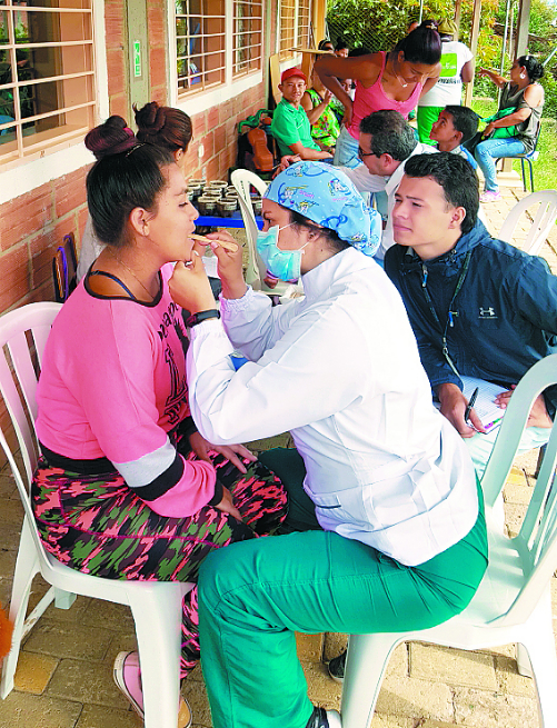 Durante esta brigada había un objetivo adicional: atender a la población venezolana que ha crecido en el último tiempo, y a la que urge asesorar en cuanto a posibilidades de integración local. Una de ellas es Irsi Osuna, 23 años, indocumentada. Llegó de Venezuela —un año atrás— por trocha, como muchos compatriotas suyos. Vive con su papá, su hermano y su hija de cinco años en Altos II, donde alquila una casita por escasos 80 mil pesos. La niña, Naomi Alejandra Allende Osuna, tiene microcefalia, retardo sicomotor, pie equino, displasia de cadera, estrabismo, crisis epilépticas. “Hace tres días no sabe lo que es comer bien”, dice. Ya está buscando quien le cuide sus pertenencias porque va a tener que desocupar si no paga el alquiler pronto. “Le doy gracias a Dios de que al menos me la reciben en esta escuela y le dan la comida”.