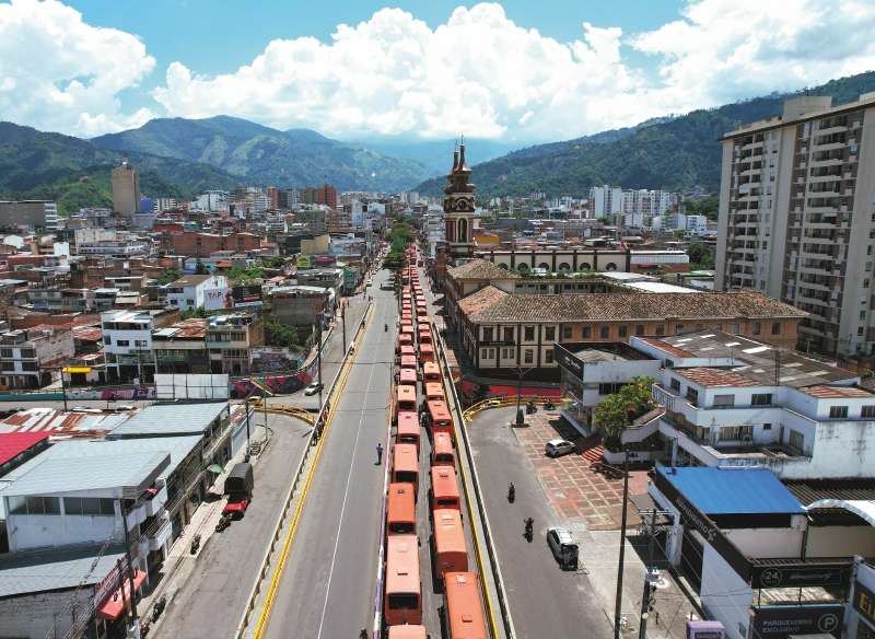 Tras irse a paro, transportadores y empresarios del transporte en Ibagué han interrumpido la prestación del servicio público. / Nicolás Achury