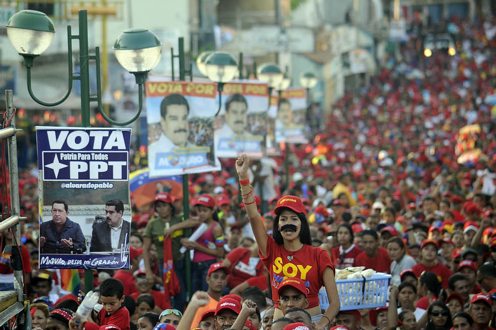 Seguidores del presidente encargado, Nicolás Maduro, en el cierre de campaña en el estado de Guarico. / AFP