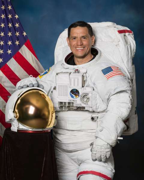 Él es Frank Rubio, el astronauta latino elegido para una misión clave para volver a la Luna