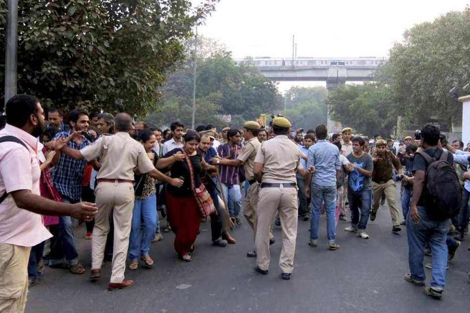 Jóvenes deseosos de poder expresar su amor en público con un simple beso y seguidores de la organización nacionalista hindú RSS se enfrentaron en la capital india