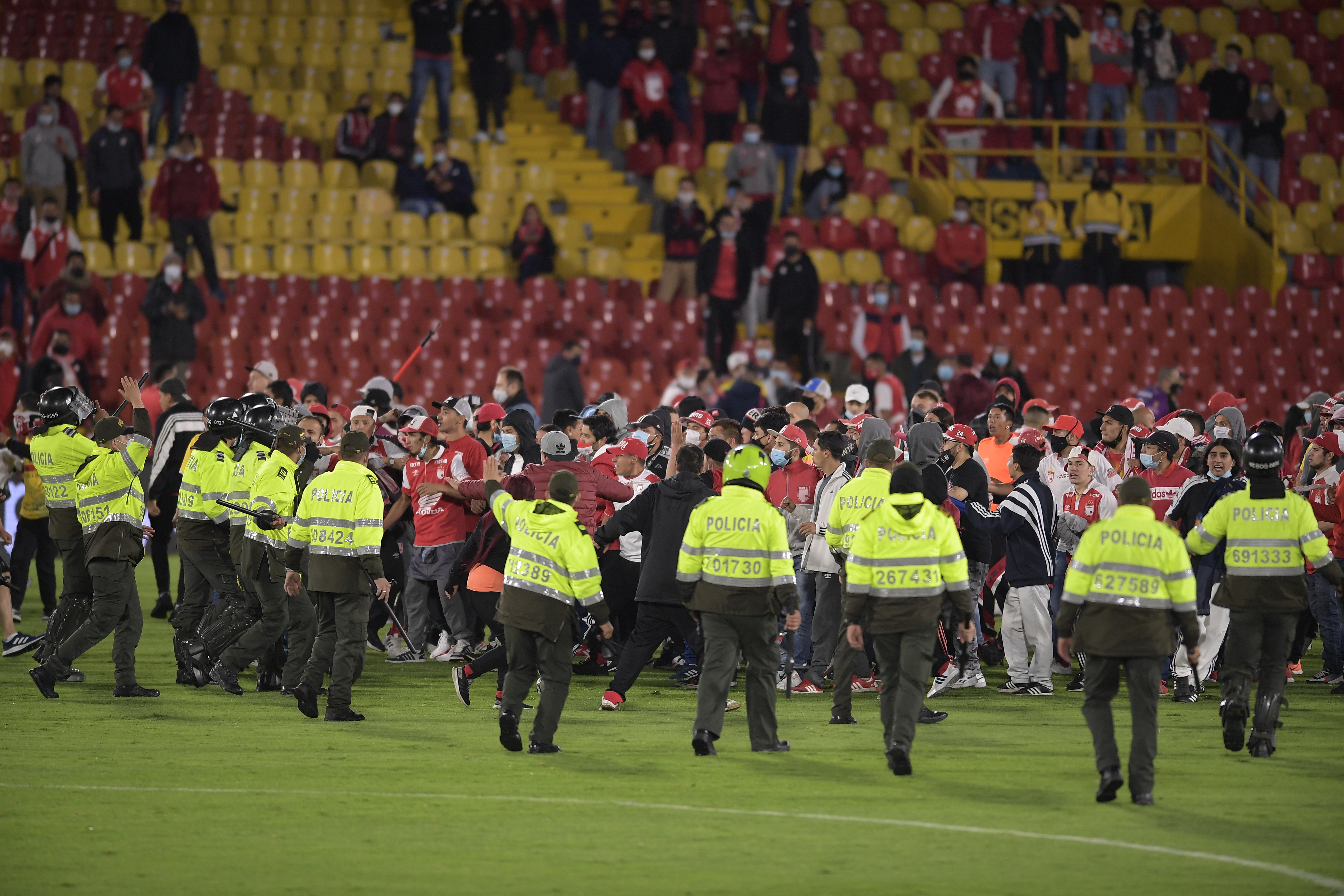 Enfrentamiento entre hinchas de Independiente Santa Fe y Atlético Nacional; Primer partido con público tras la pandemia por Covid-19 en el estadio El Campín.