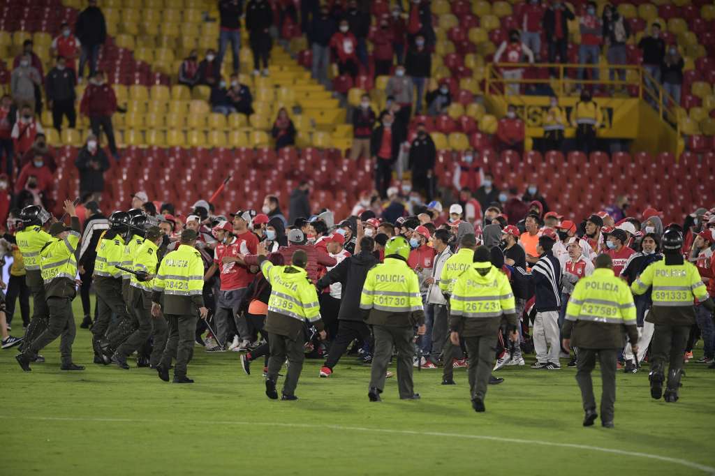 Enfrentamiento entre hinchas de Independiente Santa Fe y Atlético Nacional; Primer partido con público tras la pandemia por Covid-19 en el estadio El Campín.