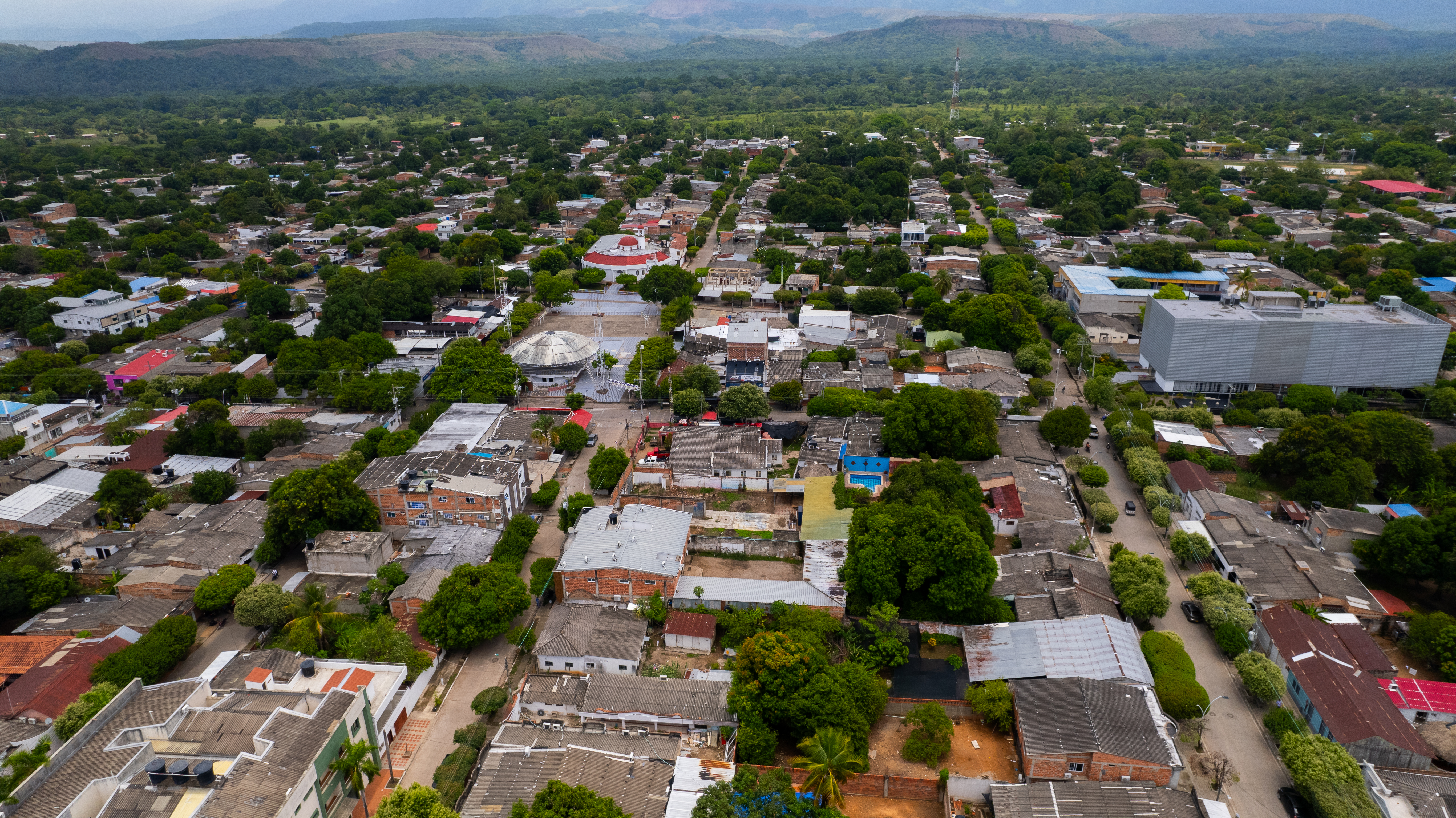 La Jagua de Ibirico, uno de los municipios que mayor crecimiento poblacional tuvo durante el auge de la explotación de carbón. Paso de tener cerca de 7.000 habitantes a finales de la década de los 90, a 16.000 en 2005 y más de 50.000 en la actualidad, según cifras del DANE.