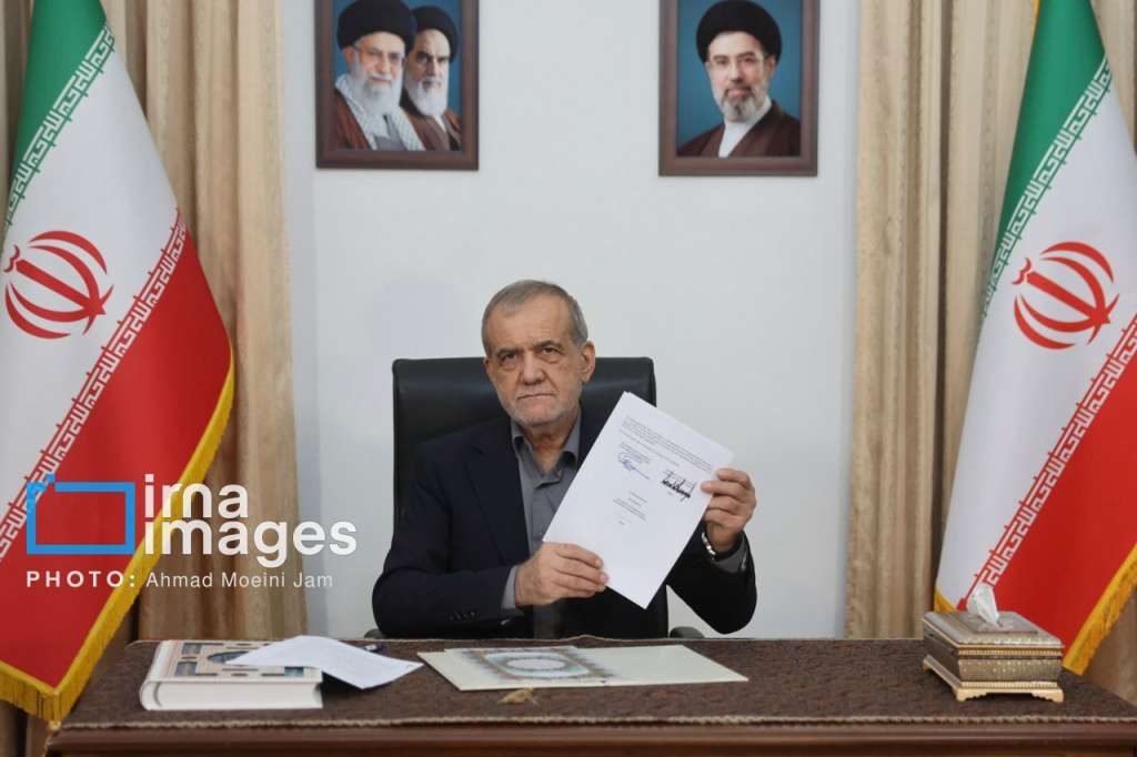 - (IRÁN), 18/06/2026.- El presidente iraní, Masud Pezeshkian firma este jueves el memorando de entendimiento con Estados Unidos sobre el fin de la guerra impuesta contra Irán, 18 de junio de 2026 que entra en vigor de inmediato y contempla como primer paso la reapertura del estrecho de Ormuz y el levantamiento del bloqueo naval estadounidense. EFE/Ahmad Moeini Jam/Agencia IRNA/ SOLO USO EDITORIAL/SOLO DISPONIBLE PARA ILUSTRAR LA NOTICIA QUE ACOMPAÑA (CRÉDITO OBLIGATORIO)
