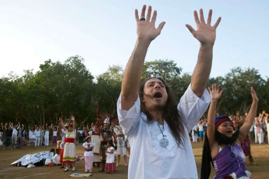 Varias personas participaron, junto a grupos tradicionalistas de la cultura maya, en un ritual cerca de la pirámide de Kukulkán, en Chichen Itzá (México), con motivo del cambio de era maya.