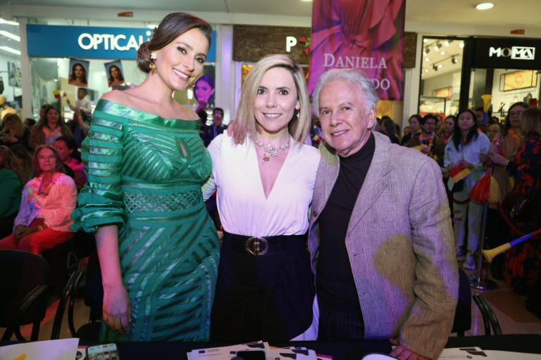 Ana María Monroy, Paula Madrigal y Javier Murillo