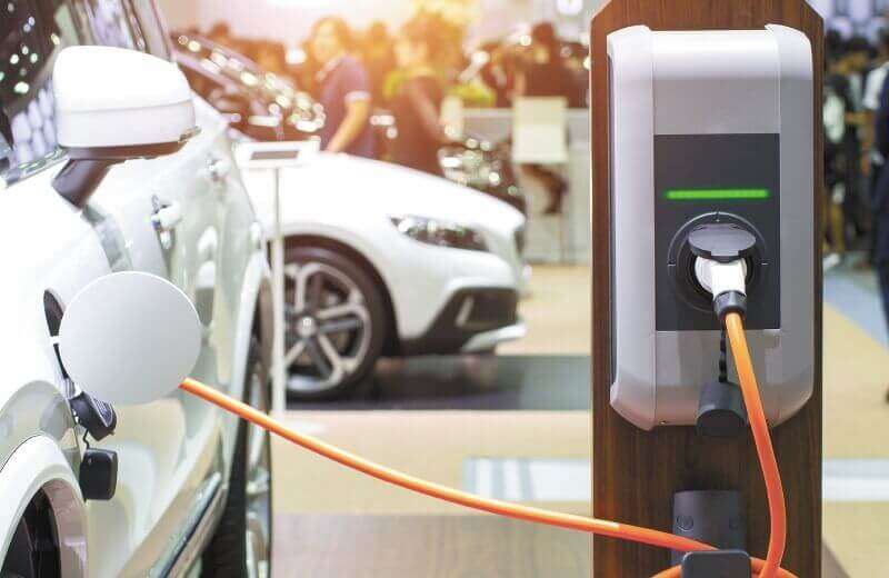 Las estaciones de recarga para vehículos eléctricos e híbridos siguen siendo un reto para las ciudades colombianas. / Getty Images