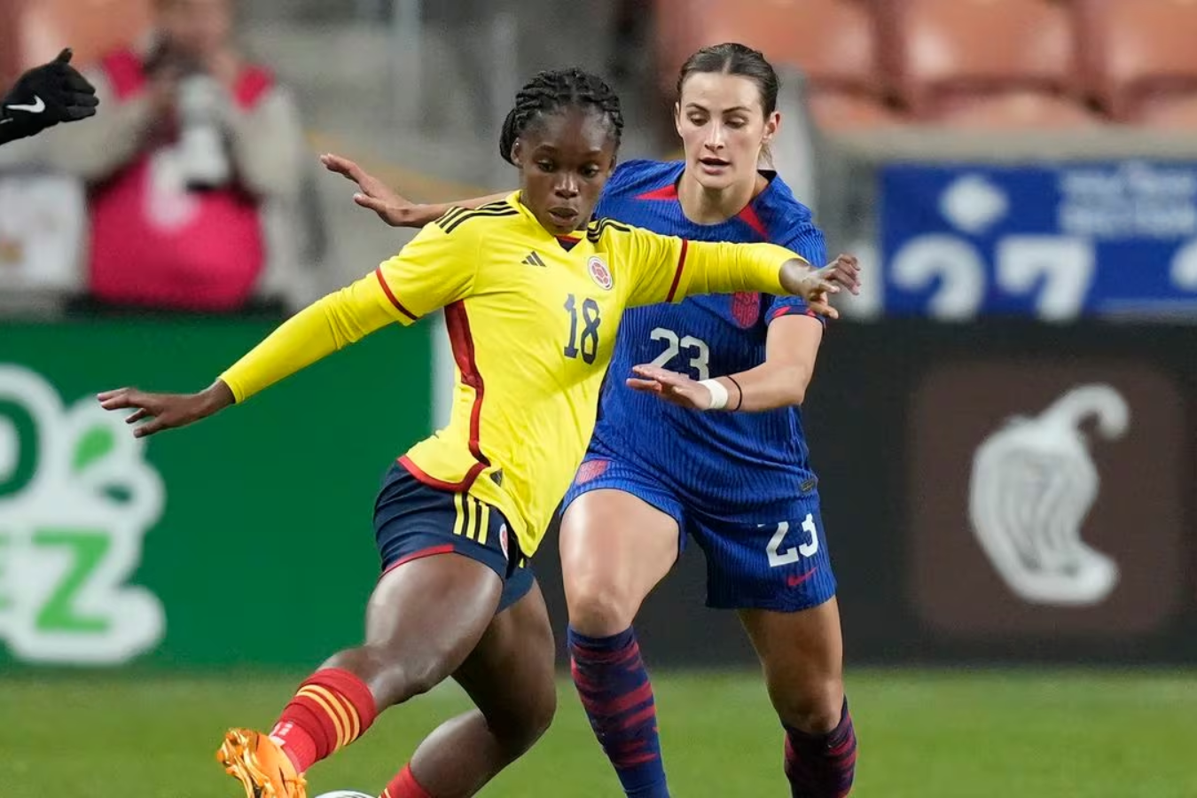 Linda Caicedo (izq.) en el partido amistoso internacional de fútbol el 26 de octubre de 2023.