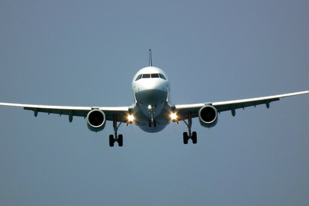 Un vuelo entre Ámsterdam y Bruselas emite entre 26 kilos y 50 kilos de dióxido de carbono. Un tren, tan solo 2 kilos. / Pxhere