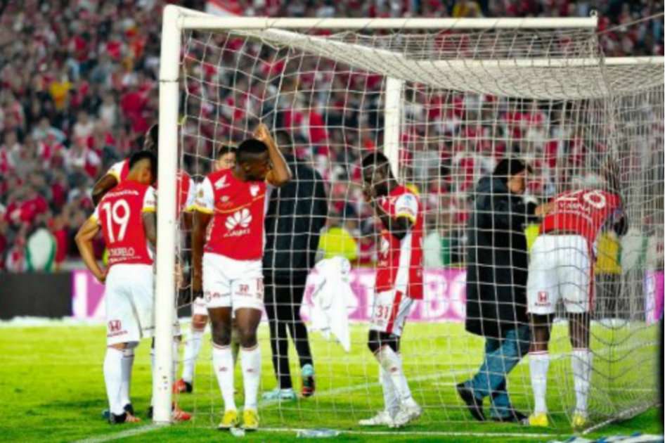 Los jugadores de Santa Fe se lamentan tras perder la serie final 2-1 ante el Júnior. / Andrés Torres