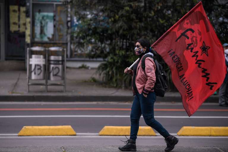 Las personas del plantón que inició en el Parque Nacional se movilizaron hasta la Plaza Santander para presenciar conciertos y actividades artísticas.