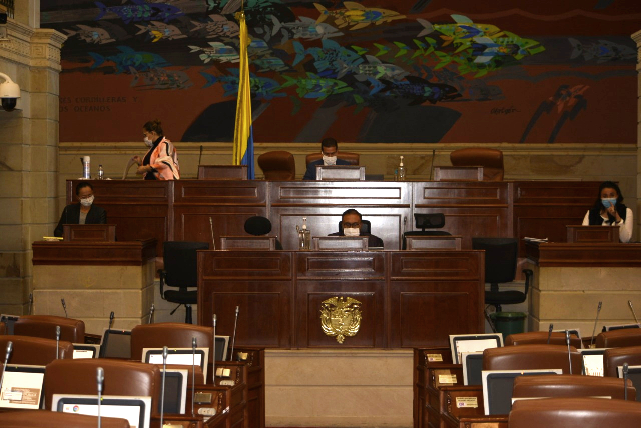 Con tabapocas, Cuenca dirige la sesión plenaria desde el Capitolio.CortesíaLos funcionarios de secretaría y del Canal Congreso que asistieron se contaban con las manos.Cortesía