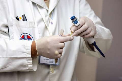 Médico canadiense pierde su licencia por usar su esperma para inseminar a pacientes