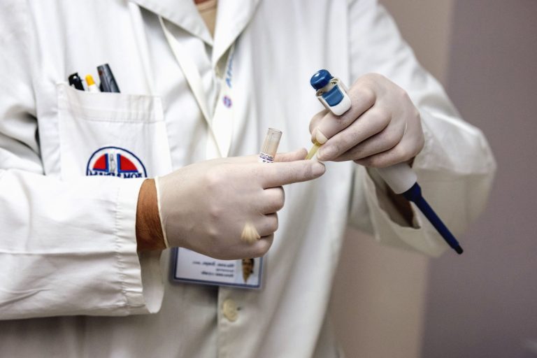 Médico canadiense pierde su licencia por usar su esperma para inseminar a pacientes
