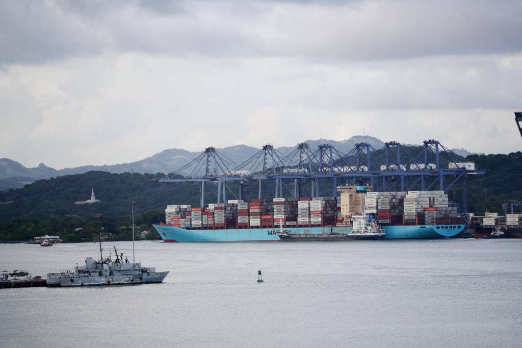 AME3091. CUIDAD DE PANAMÁ (PANAMÁ), 01/11/2023.- Fotografía de un buque que transita por el Canal de Panamá, el 30 de octubre 2023, cerca a Ciudad de Panamá (Panamá). El déficit de agua dulce por la sequía y el fenómeno El Niño siguen golpeando al Canal de Panamá, que desde este miércoles reduce a 31 el tránsito diarios de buques, una embarcación menos al día respecto a la anterior medida, que llega tras el mes de octubre más seco desde que tienen registros. EFE/Bienvenido Velasco