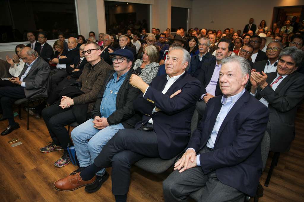 Al evento de lanzamiento asistieron el expresidente Juan Manuel Santos, el general (R) Naranjo y Rodrigo Londoño.