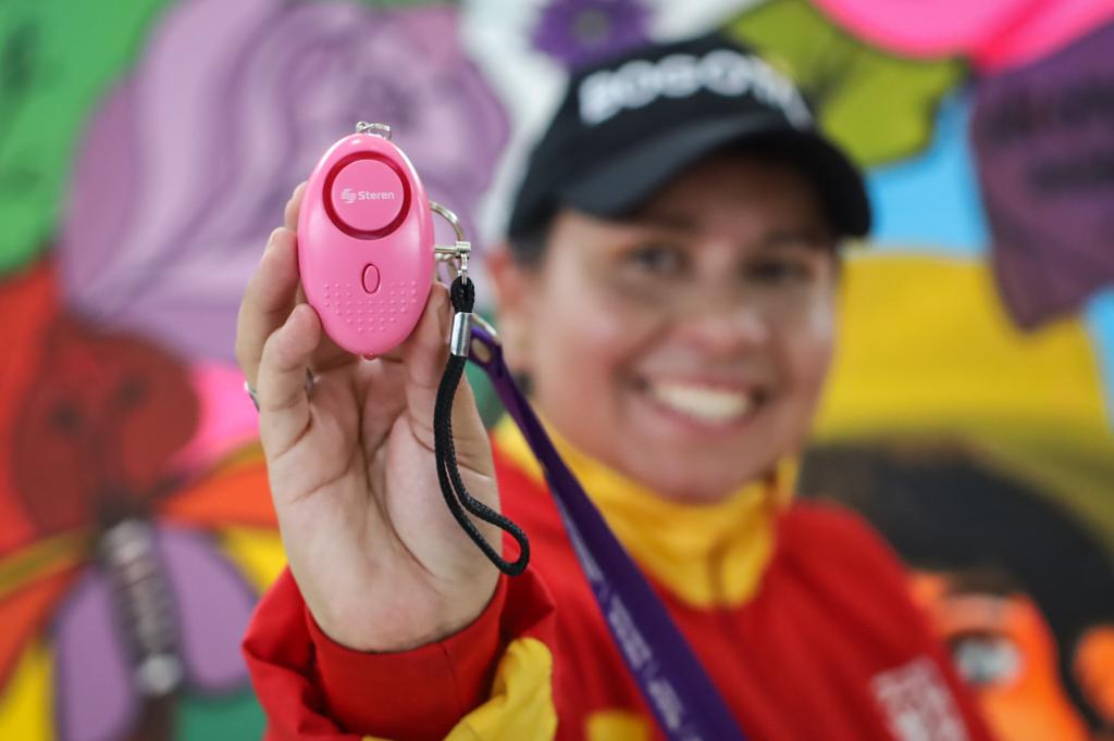 Las alarmas fueron entregadas a mujeres que se formaron en defensa personal con el Distrito.