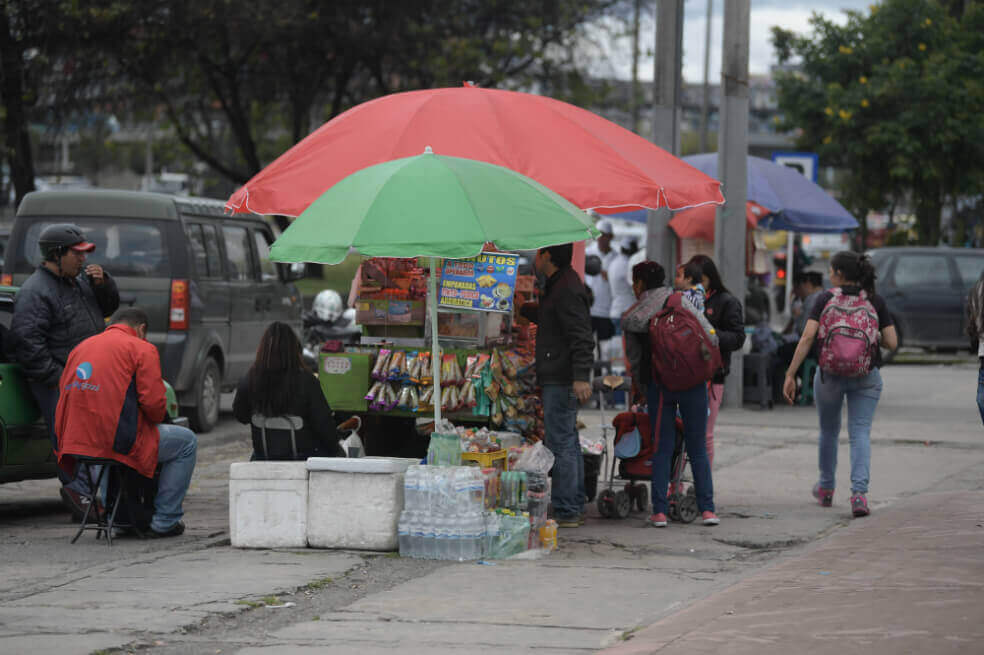 La controversia por este artículo comenzó cuando, en febrero de este año, a un joven de Bogotá lo multaron por comprar una empanada en la calle. / Archivo El Espectador