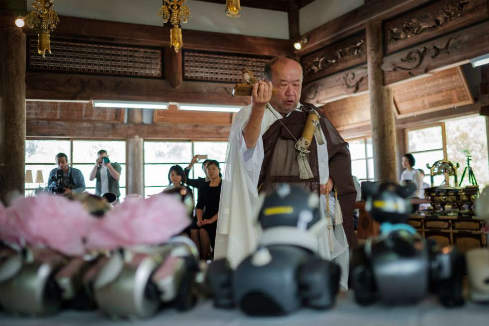 La ceremonia para despedir a los perros robots AIBO, fabricados por Sony. / AFP