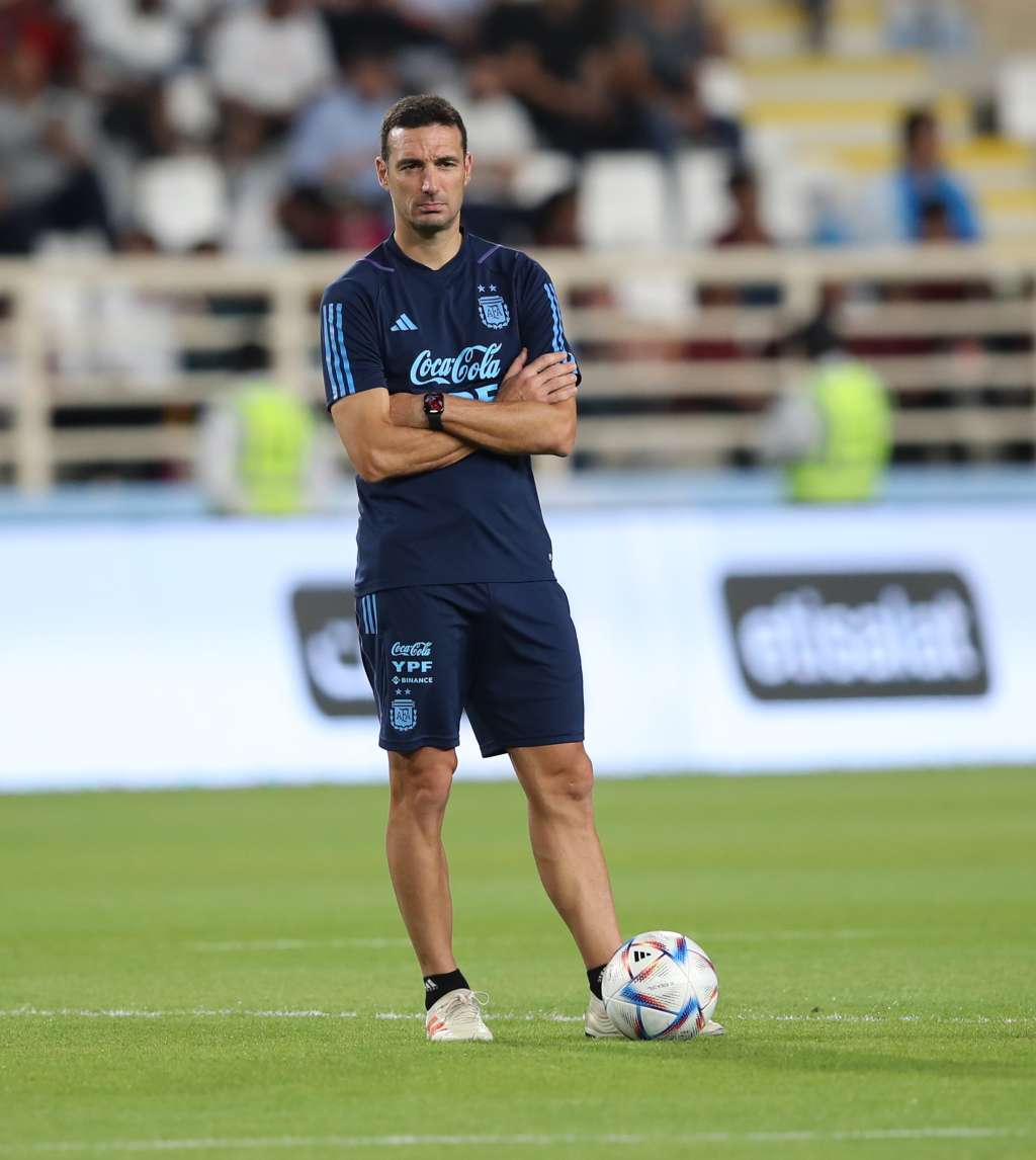 Abu Dhabi (United Arab Emirates), 14/11/2022.- Argentina's head coach Lionel Scaloni leads his team's training session in Abu Dhabi, United Arab Emirates, 14 November 2022. Argentina will face the UAE on 15 November 2022 in preparation for the upcoming FIFA World Cup 2022 in Qatar. (Mundial de Fútbol, Emiratos Árabes Unidos, Catar) EFE/EPA/ALI HAIDER