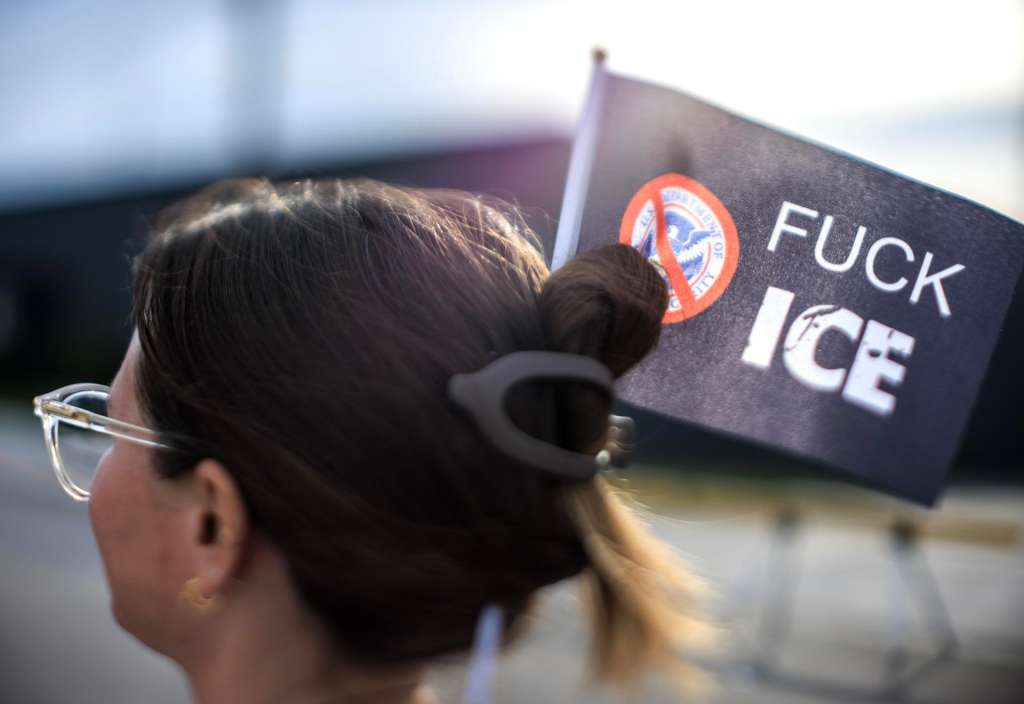 BROADVIEW (United States), 17/10/2025.- An activists holds a flag during a demonstration outside the ICE detention facility in Broadview, around 12 miles west of Chicago, Illinois, USA, 17 October 2025. The demonstrations against the US Immigration and Customs Enforcement (ICE) are rooted in concerns about civil rights, local community safety, and alleged overreach by federal enforcement. (Protestas) EFE/EPA/CRISTOBAL HERRERA-ULASHKEVICH