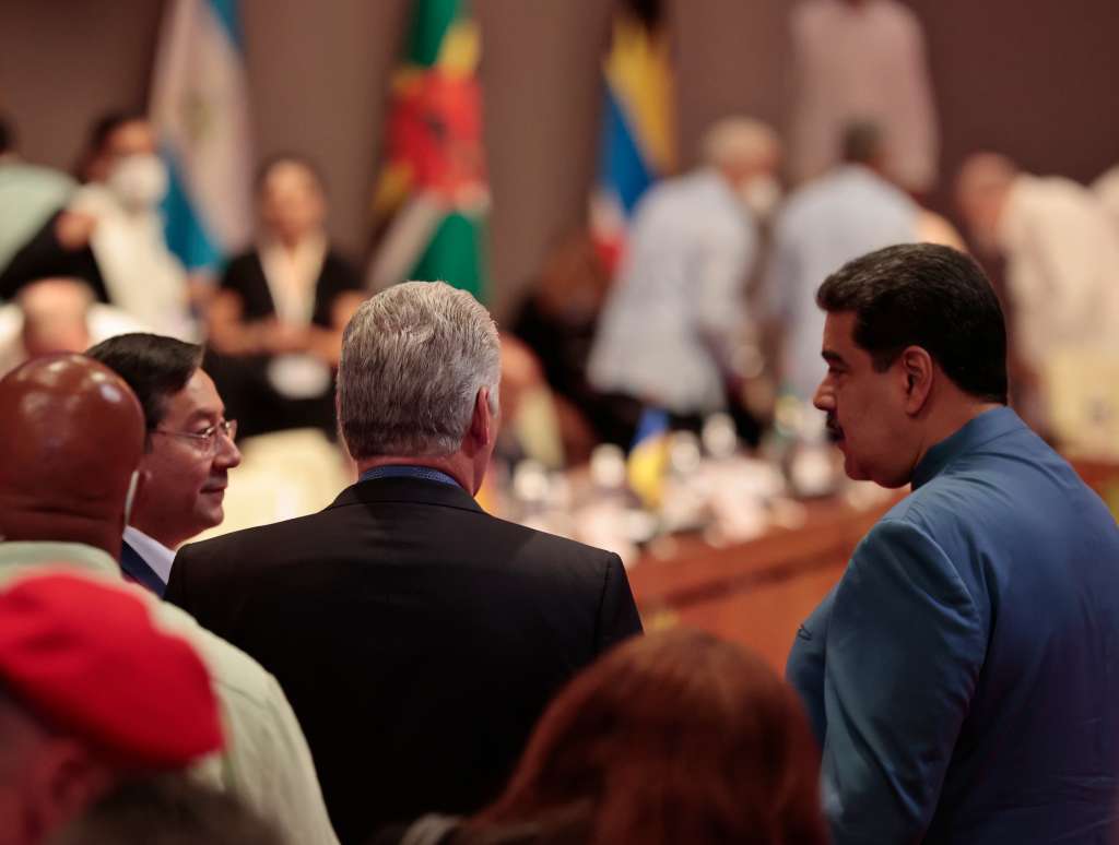 AME2761. LA HABANA (CUBA), 27/05/2022.- El presidente de Cuba, Miguel Diaz-Canel (c), de Bolivia, Luis Arce (i), y de Venezuela, Nicolas Maduro, participan hoy en la XXI Cumbre de la Alianza Bolivariana de los Pueblos de Nuestra América (ALBA), en La Habana (Cuba). El presidente de Cuba, Miguel Díaz-Canel, cargó este viernes contra las prácticas "antidemocráticas" e "injerencistas" de EE.UU. por excluir a su país, Venezuela y Nicaragua de la Cumbre de las Américas. Díaz-Canel ofreció estas palabras al inaugurar en La Habana la cumbre de líderes de la ALBA, convocada de sorpresa a diez días de la Cumbre de las Américas. EFE/Ernesto Mastrascusa