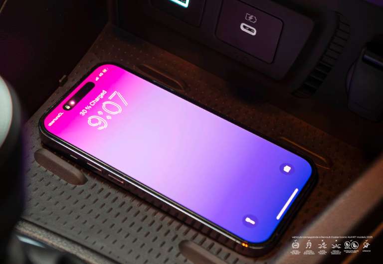 Duster Iconic está diseñada para los amantes de la tecnología:
¿vas de salida y no pudiste cargar tu celular? Con Duster Iconic puedes cargarlo mientras conduces sin preocuparte, ya que tiene cargador inalámbrico perfecto para tu celular.