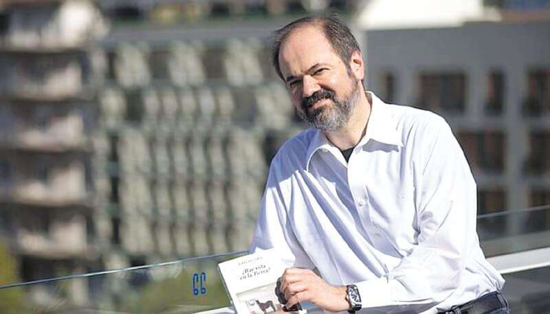 Juan Villoro, autor de libros asociados al fútbol como "Dios es redondo" y "Los once de la tribu". / EFE