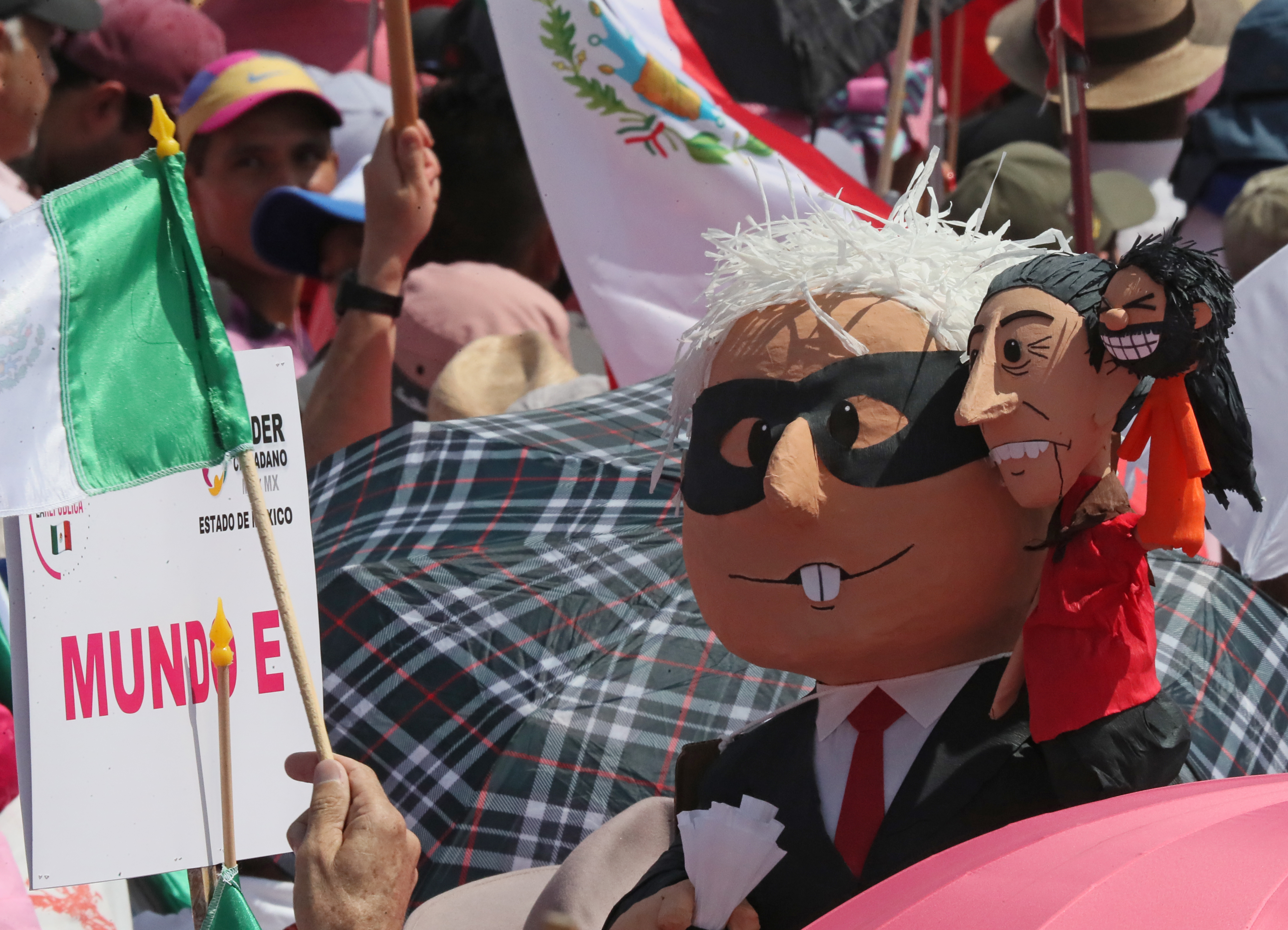 MEX8118. CIUDAD DE MÉXICO (MÉXICO), 19/05/2024.- Simpatizantes de la candidata presidencial Xóchitl Gálvez participan en un acto de campaña este domingo en el Zócalo de la Ciudad de México (México). La candidata presidencial de la oposición mexicana, Xóchitl Gálvez, hizo este domingo un llamado a votar por la vida, la verdad y la libertad en las próximas elecciones del 2 de junio, durante un mitin convocado por asociaciones civiles en el Zócalo de la Ciudad de México. EFE/ Mario Guzmán