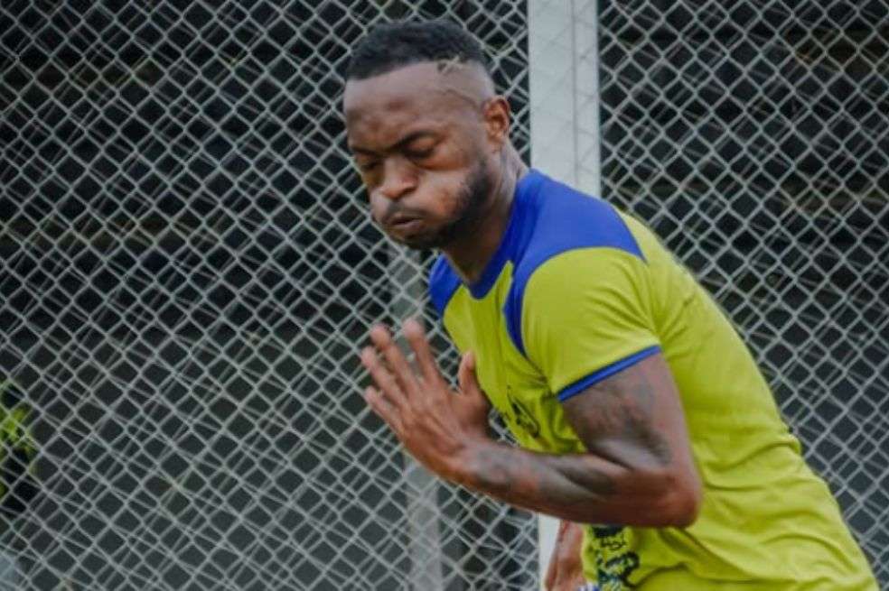 Pedro Perlaza durante un entrenamiento con su club, el Delfín de Manta.
