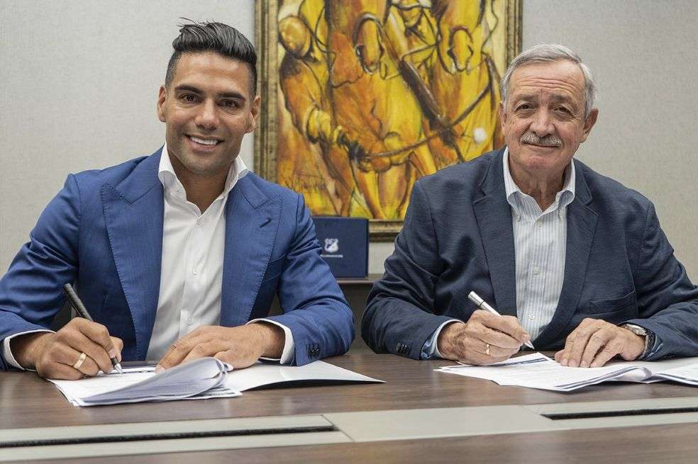 Radamel Falcao García (izq.) junto a Enrique Camacho, presidente de Millonarios.
