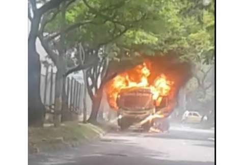Compañía de buses de Medellín continúa en paro tras la quema de un vehículo
