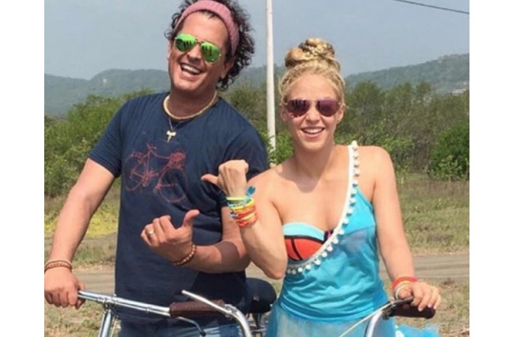 Como en la canción original Shakira y Carlos Vives mencionaron a Piqué, el samario decidió hacerle un pequeño ajuste por la separación del futbolista y la cantante.