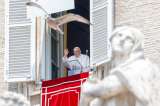 El papa reaparece ante los fieles tras su operación y agradeció el afecto