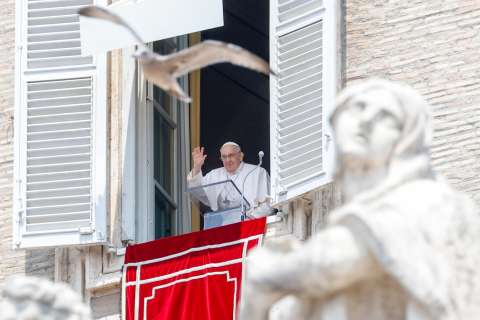 El papa reaparece ante los fieles tras su operación y agradeció el afecto