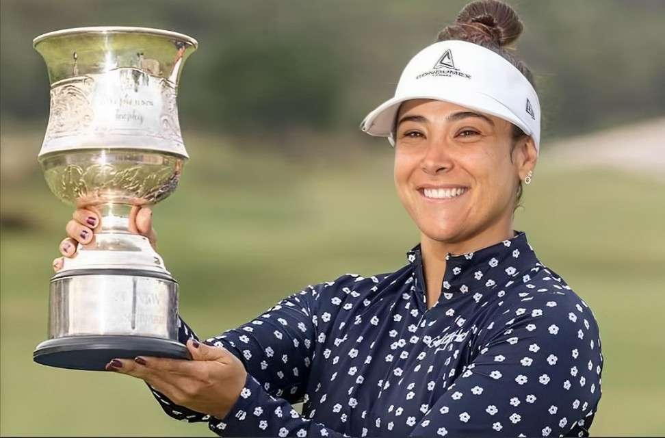 María José Uribe con el trofeo del Abierto de golf de Nueva Gales.