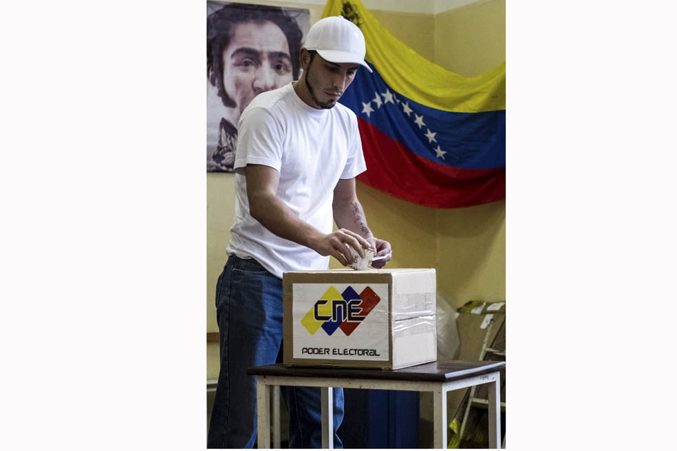 Con una abstención moderada, los venezolanos asistieron ayer a los comicios municipales. / EFE