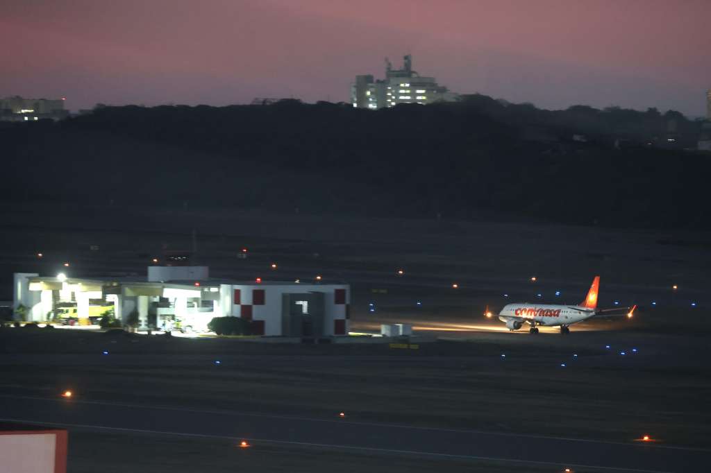 AME1707. MAIQUETÍA (VENEZUELA), 22/11/2025.- Fotografía que muestra un avión en la pista del aeropuerto internacional Simón Bolívar este sábado, en Maiquetía (Venezuela). La aerolínea colombiana Avianca canceló sus vuelos a Venezuela luego de que la Administración Federal de Aviación de Estados Unidos (FAA) emitiera un aviso internacional que instó a "extremar la precaución" al sobrevolar ese país y el sur del mar Caribe. EFE/ Miguel Gutierrez