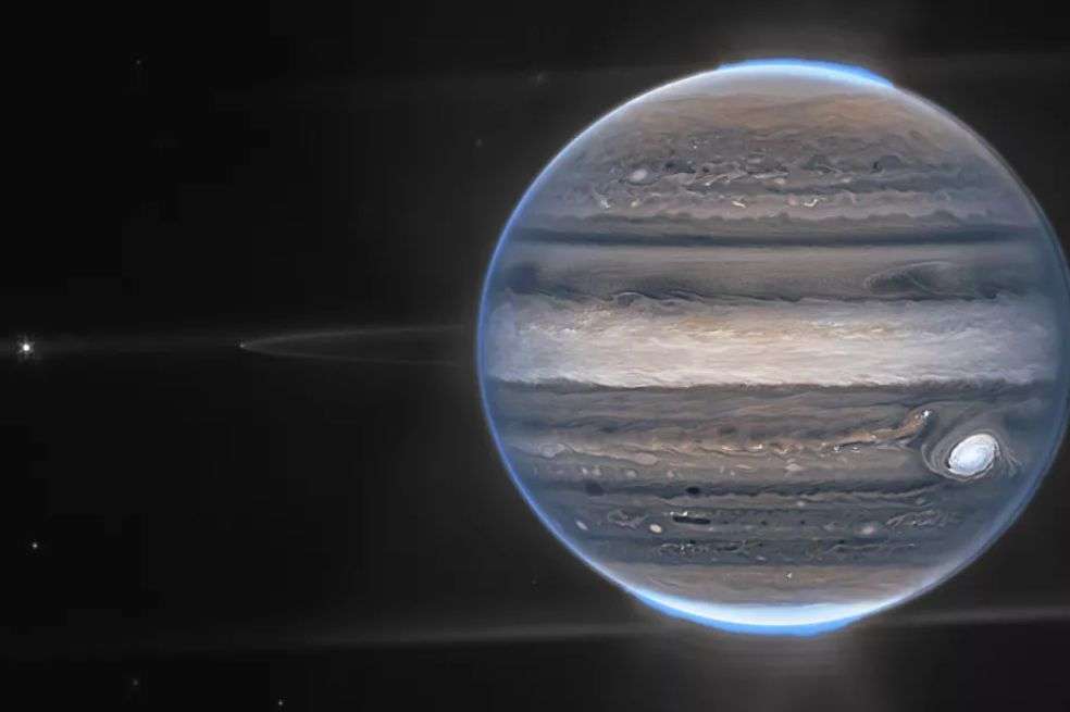La Cámara de Infrarrojo Cercano (NIRCam) del Webb captó una
imagen compuesta de Júpiter. Se pueden ver las auroras que rodean sus polos y débiles anillos que circundan al gigante gaseoso. También se ven dos de las 79 lunas de Júpiter: Amaltea es el punto brillante en el extremo izquierdo, mientras que Adrastea es el punto tenue en el borde de los anillos, entre Amaltea y Júpiter.