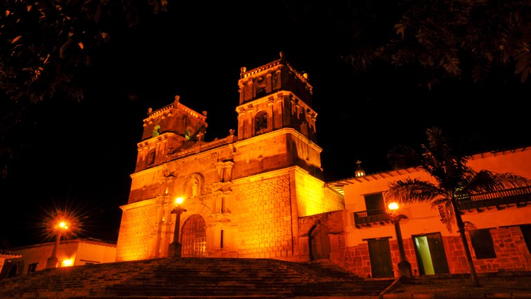 "El pueblito más lindo de Colombia", fundado en 1705, es conocido por sus calles empedradas y casas con muros de tapia pisada. Su parte urbana, construida por los españoles, se hizo en el lugar donde apareció la Virgen, según la leyenda. Allí fue erigida la parroquia que inicialmente se llamó "Vareflorence", después "Vara-echada" y finalmente Barichara.