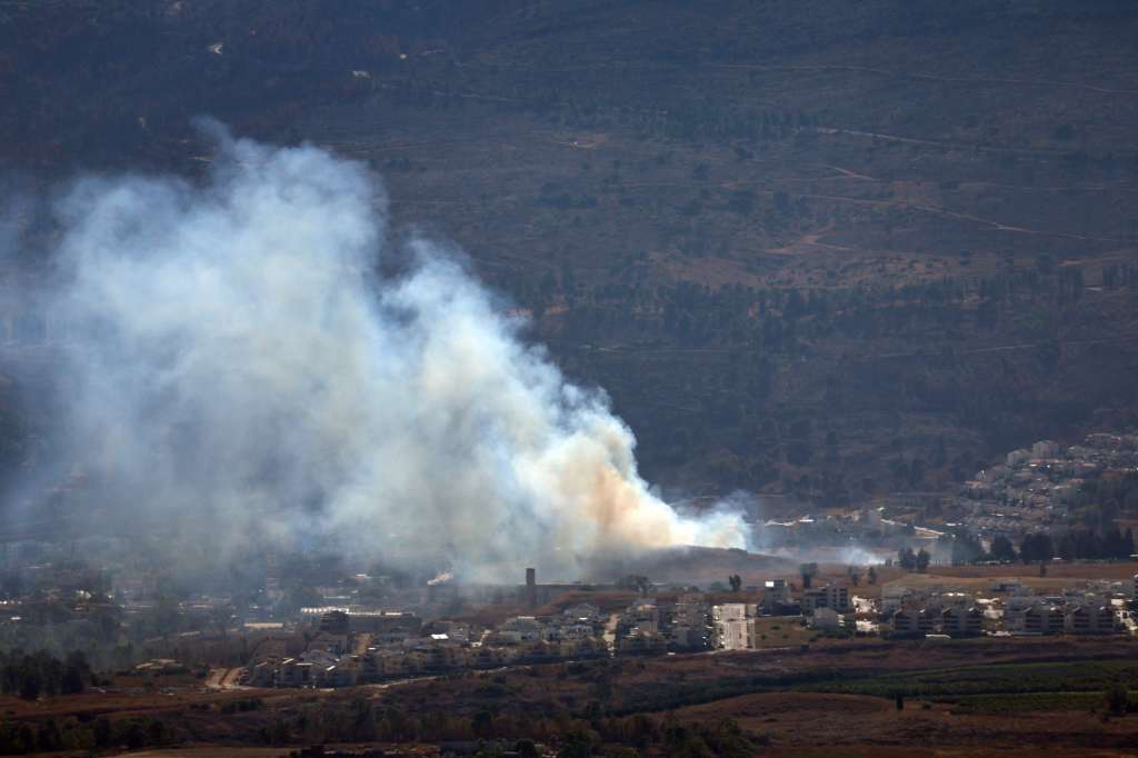 Kirat Shomna (Israel), 03/07/2024.- Smoke rises from Kiryat Shmona, northern Israel, as a result of interceptions, 03 July 2024. Israeli army reported that the IDF eliminated Muhammad Neamah Naser, the commander of the Hezbollah organization'Äôs Aziz Unit which is responsible for firing from southwestern Lebanon at Israeli territory. Later on about 15 launches were identified crossing into Israel. (Líbano, Hizbulá/Hezbolá) EFE/EPA/ATEF SAFADI