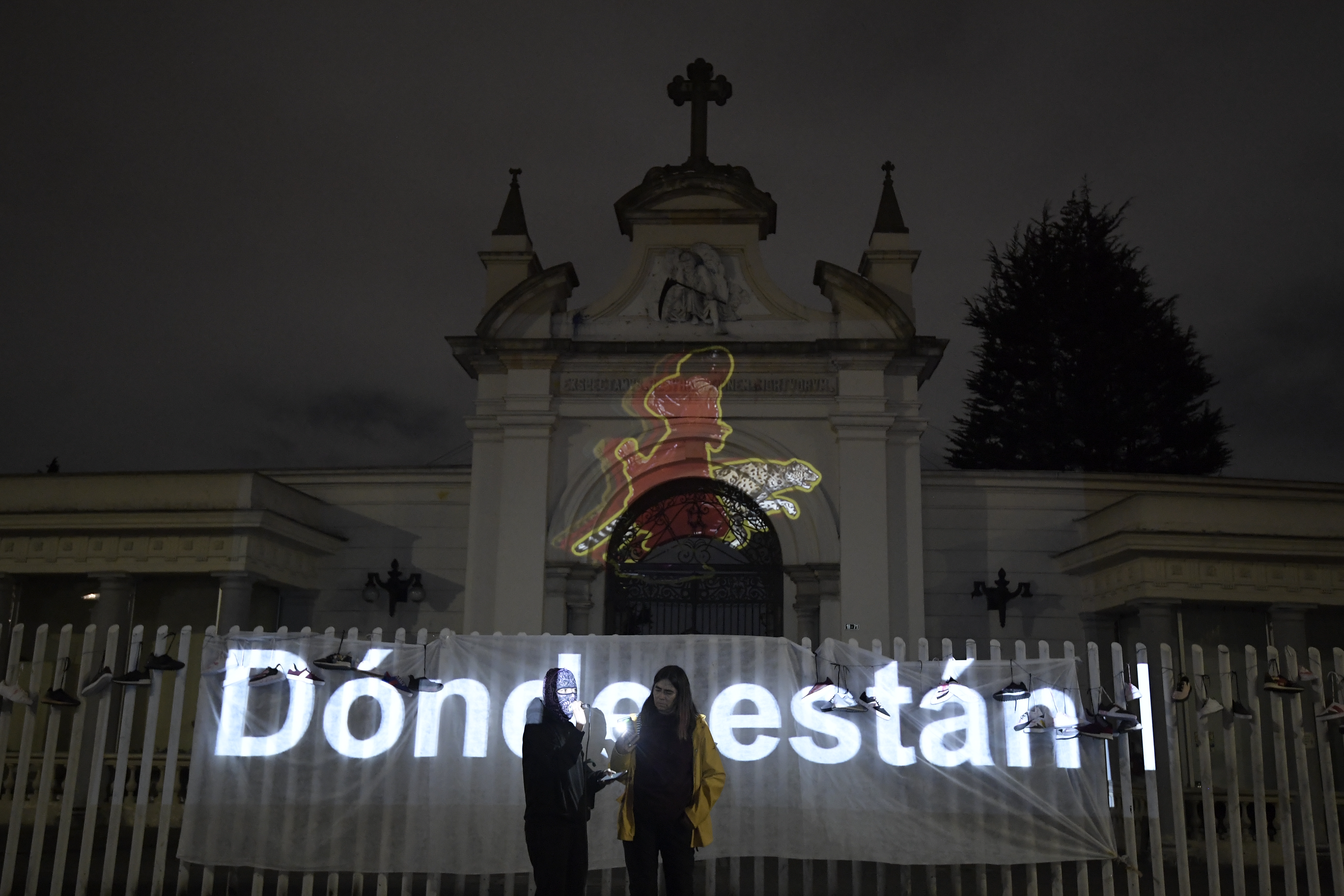 “Nuestra memoria, contra su impunidad” bajo esta consigna la Red de Artistas en Resistencia realizó una intervención artística sobre la fachada del Cementerio Central de Bogotá, donde los asistentes exigieron al Estado una respuesta ante las personas desaparecidas a manos de la fuerza pública. Rechazaron la violencia estatal y pidieron una vez más la libertad de los detenidos durante el estallido social.