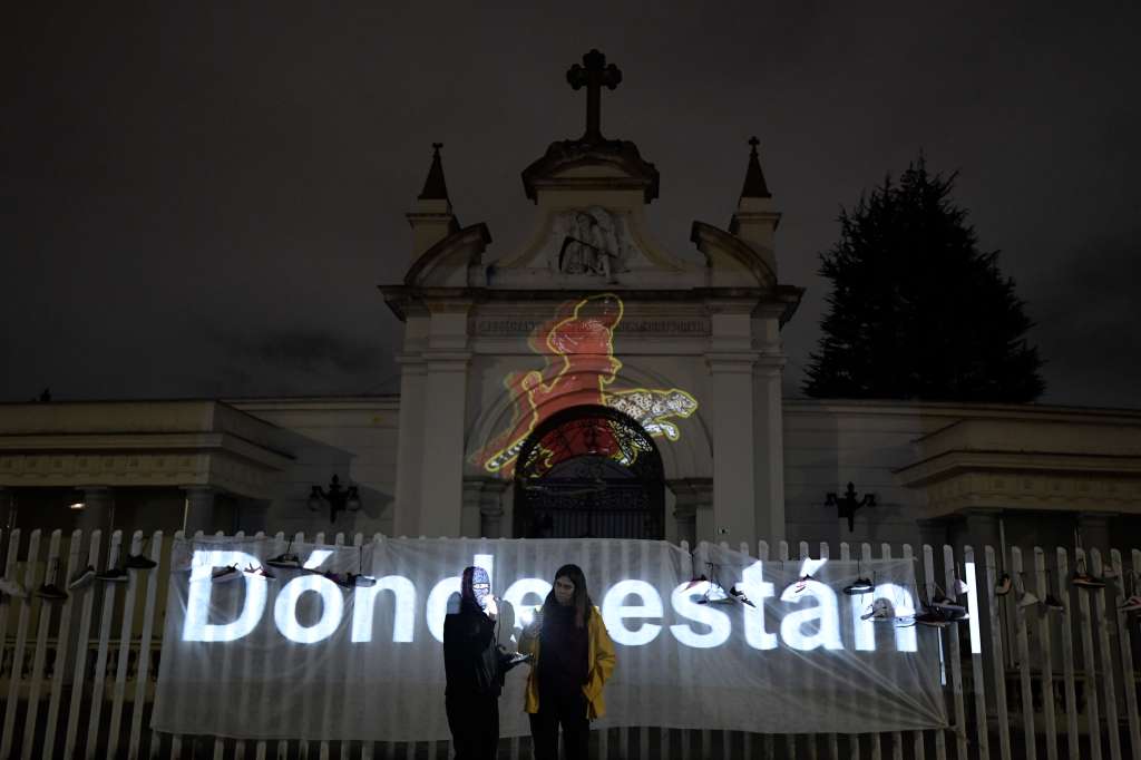 “Nuestra memoria, contra su impunidad” bajo esta consigna la Red de Artistas en Resistencia realizó una intervención artística sobre la fachada del Cementerio Central de Bogotá, donde los asistentes exigieron al Estado una respuesta ante las personas desaparecidas a manos de la fuerza pública. Rechazaron la violencia estatal y pidieron una vez más la libertad de los detenidos durante el estallido social.