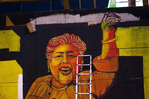 ¿Quién es la mujer que aparece en el mural “Las cuchas tenían razón” en Medellín?