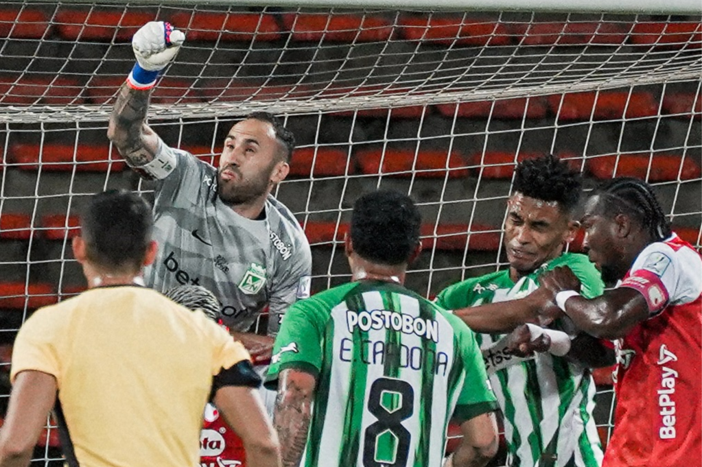 David Ospina despeja un balón en el partido de Nacional y Santa Fe.